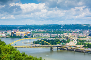 Fototapeta na wymiar Fort Pitt Bridge, in Pittsburgh, Pennsylvania