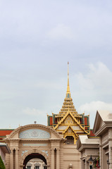 Fototapeta na wymiar Golden artisan facade and roof of Bangkok Grand Palace 