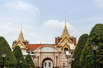 Obraz premium Golden artisan facade and roof of Bangkok Grand Palace 