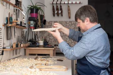 Geigenbauer in der Werkstatt 3