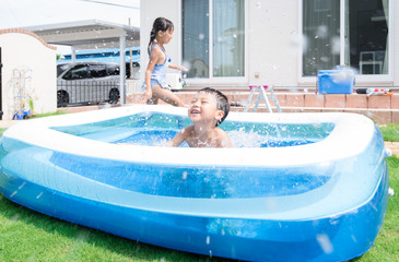 家のプールで遊ぶ子供
