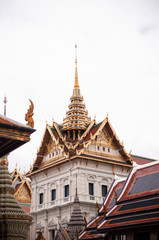 Fototapeta premium Golden artisan facade and roof of Bangkok Grand Palace 