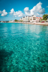 Fototapeta na wymiar Kristallklares Wasser vor Bonaire