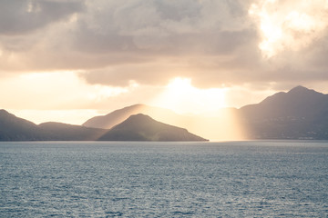 Naklejka na ściany i meble Sonnenaufgang über Nevis
