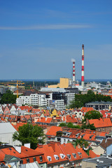Kominy elektrowni i Stare Miasto widziane z góry. © W Korczewski