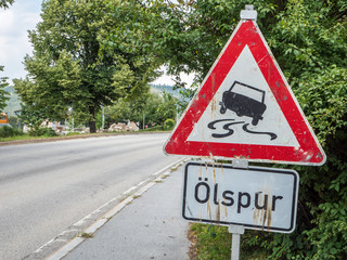 Achtung Ölspur Schild