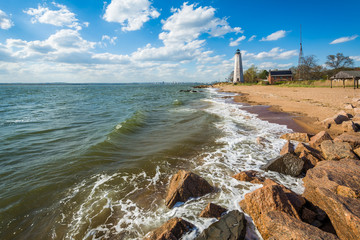 The New Haven Lighthouse, at Lighthouse Point Park in New Haven, Connecticut. - obrazy, fototapety, plakaty