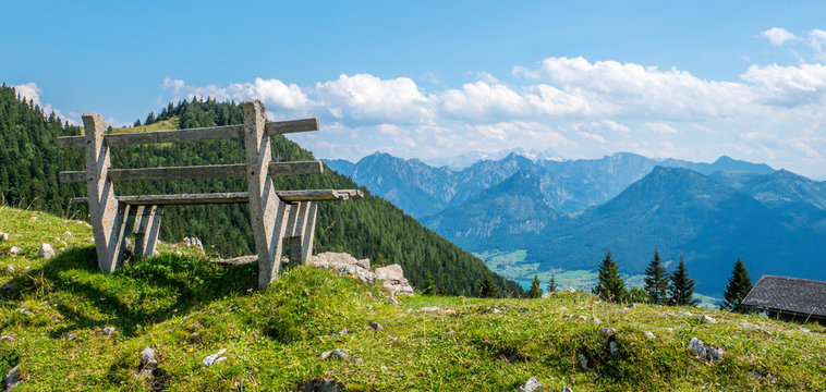 Holzbank auf einer Alm im Salzkammergut