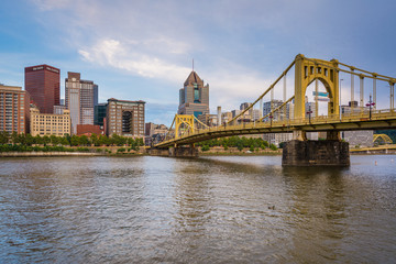 Fototapeta na wymiar The Roberto Clemente Bridge and Pittsburgh skyline, seen from Allegheny Landing, in Pittsburgh, Pennsylvania.