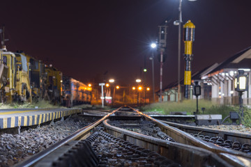 Fototapeta premium 夜・鉄道・電車・レール・線路