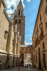 Lateral de la catedral de toledo y campanario