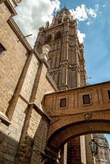 Arco y campanario catedral de Toledo