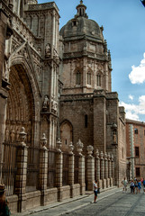 Calle y fachada de la catedral de Toledo