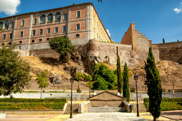 edificio y fuente en paseo de toledo