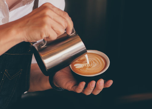 Fototapeta close up barista hand making a cup of coffee.