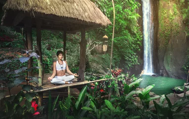 Crédence de cuisine en verre imprimé Bali Sérénité et yoga pratiquant à la cascade, Bali, Imdonésie