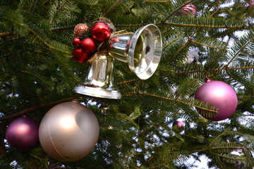 クリスマスツリーの飾りのベルとボール