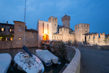 Sirmione am Gardasee mit Scaliger Festung und Altstadt, Italien