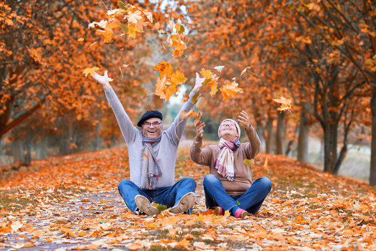 bunter Herbst - lachendes Paar