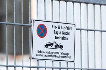 Ein Zaun und eine Warnung vor dem Abschleppen