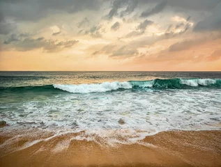 Fototapete Meer / Ozean Schöner tropischer Meerblick unter Sonnenuntergangshimmel am Sri Lankain Strand