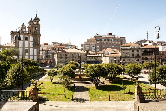 Plaza de la Herreria (Praza da Ferraria) Pontevedra, links  Iglesia de Virgen Peregrina , MItte  Brunnen Fuente da Ferrer&iacute;a, Provinz Pontevedra, Rias Bajas, Galicien, Spanien