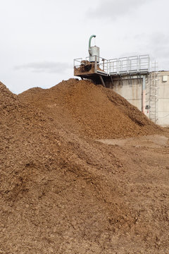 ein gro&szlig;er Haufen organischer D&uuml;nger als G&auml;rrest einer Biogasanlage