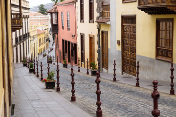 Obraz premium Cobbled street with colourful houses in La Orotava, Tenerife, Canary Islands, Spain