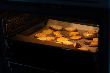 Backblech voller Kartoffelchips im Backofen