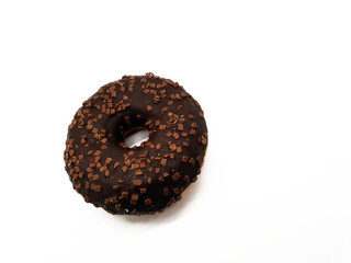 Schokoladen Donut freigestellt auf weißem Hintergrund