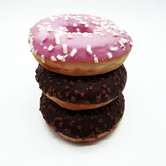 Schokoladen Donut freigestellt auf weißem Hintergrund