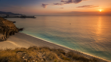 Obraz premium Beautiful sunrise on the beach of Carboneras
