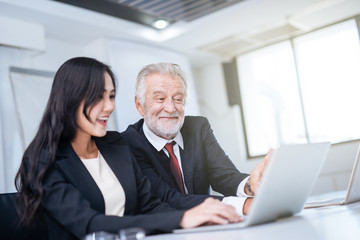 Obraz premium Businessman and businesswoman working in office