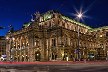 Fototapeta na wymiar View of Vienna State Opera House in night