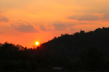 Obraz premium Sunset at the valley on a natural background