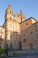 Fototapeta na wymiar Salamanca, Altkastilien, Castilla-Leon, Spanien. Kirche Clerecia,. Casa de las Conchas.