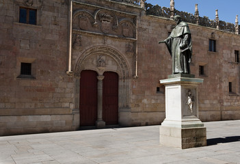 Fototapeta na wymiar Statue des Fray Luis de Le—n, Patio de Escuelas Menores, UniversitŠt Salamanca, Altkastilien, Castilla-Le—n, Spanien