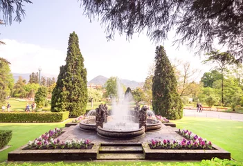 Photo sur Plexiglas Fontaine Belle fontaine, fontaine d& 39 eau avec style statue europe dans le parc avec des fleurs sur fond de nature printanière.