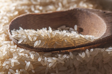 arroz en cuchara de madera cálida