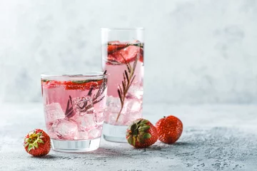 Fototapeten Erdbeer-Rosmarin-Drink © Irina Burakova