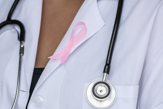 medico con cinta rosa para apoyar la causa del cáncer de mama