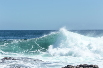 Welle rollt auf das Ufer