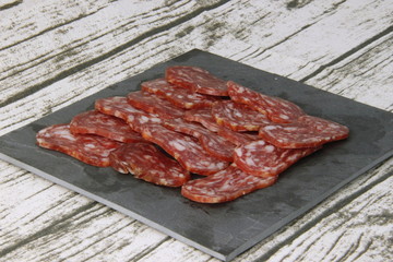 Tranches de saucisson sur une ardoise