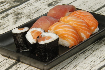 Plateau de sushi saumon et thon