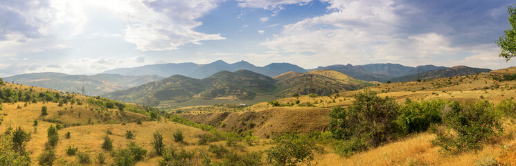 Fototapeta na wymiar панорама зеленых холмов с облачным небом, Крым, лето