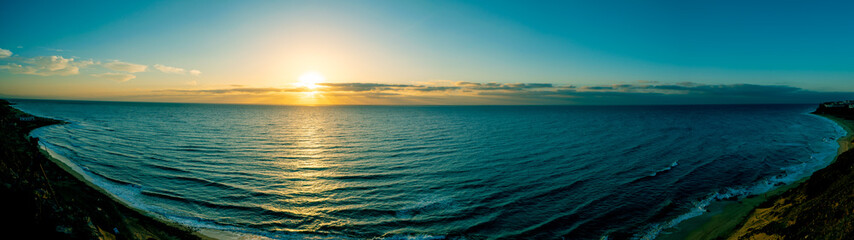Obraz premium Panorama of Sunset at sea shore