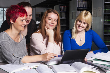 Studenten in der Bibliothek 