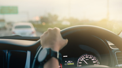 Obraz premium Prowadzenie nowoczesnego samochodu po drodze.