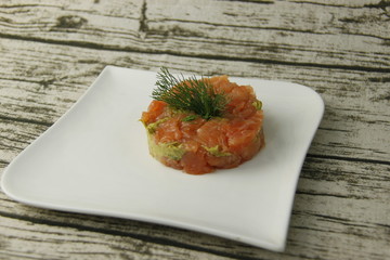 Tartare de saumon sur une assiette