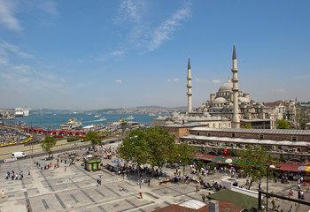 Fototapeta na wymiar Platz vor der Galatabrücke, rechts Neue Moschee, Yeni Cami, Istanbul, Türkei, Europa, Asien